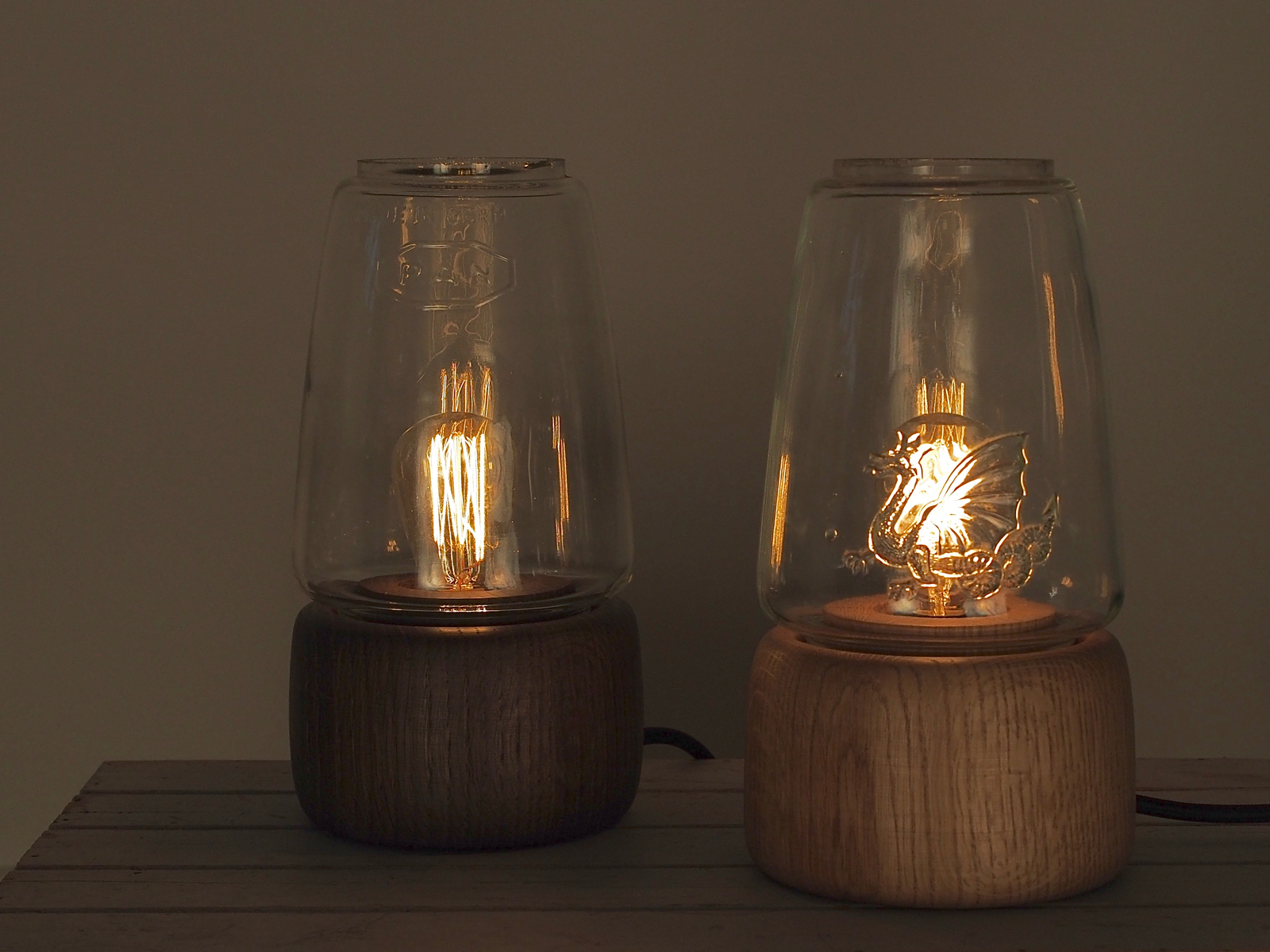 Bordlampe i egetræ og upcyclet lampeglas lampe fra hjuler.design